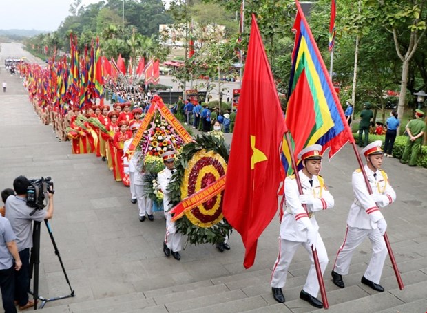 State President offers incense in commemoration of Hung Kings hinh anh 2