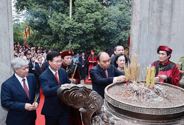 State President offers incense in commemoration of Hung Kings hinh anh 1