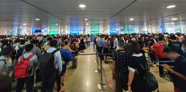 HCM City airport opens more check-in counters, security scanners hinh anh 1
