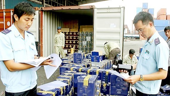 HCM City continues to fight smuggling, trade fraud hinh anh 1