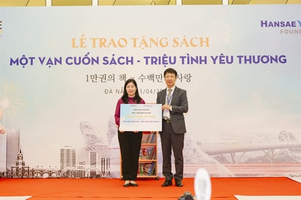 Book donation programme celebrates Vietnam Book Day hinh anh 1