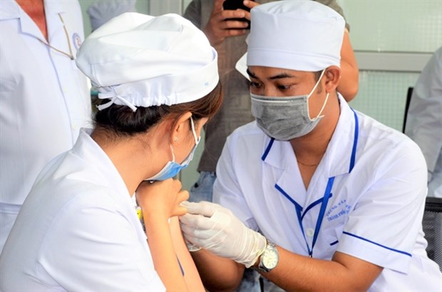 Health ministry issues guidelines on handling COVID-19 vaccine blood clots hinh anh 1