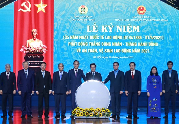 President attends ceremony marking International Labour Day hinh anh 1