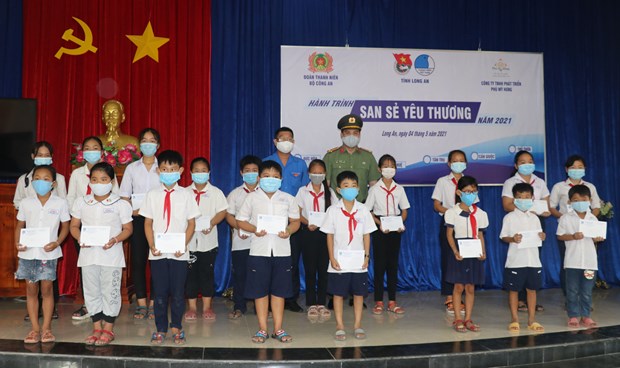 Journey to share love with border guards, policy beneficiaries, the poor hinh anh 1