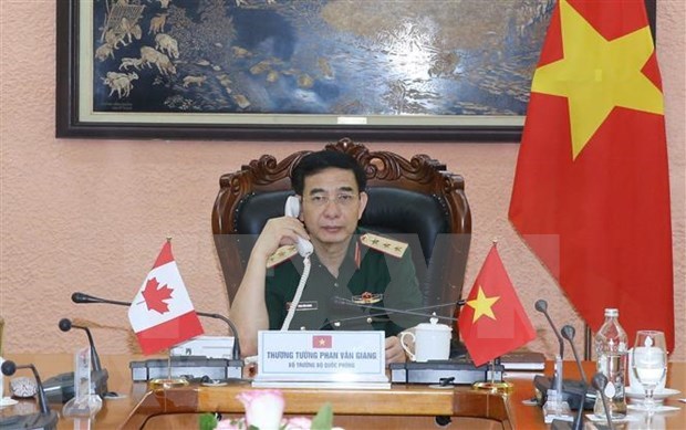 Vietnamese, Canadian defence ministers hold phone talks hinh anh 1