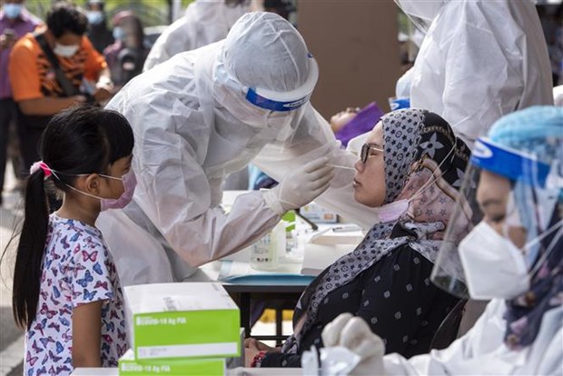 Southeast Asian countries continue struggling with pandemic hinh anh 1