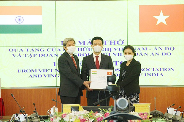 Vietnamese association presents 100 ventilators to India hinh anh 1