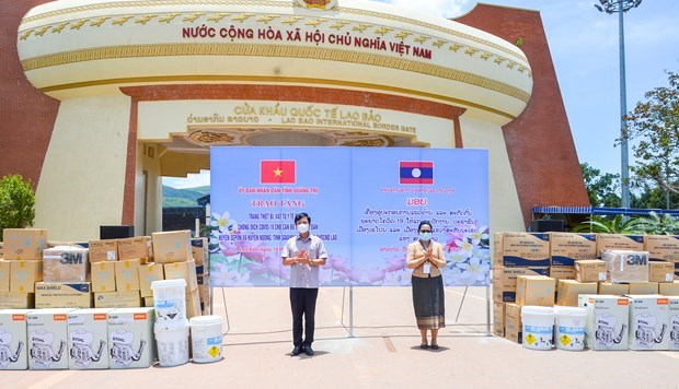Quang Tri presents medical supplies to help Lao localities fight COVID-19 hinh anh 1