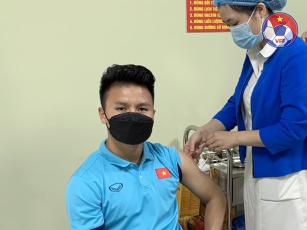 Men’s national football team receive second COVID-19 vaccine shot hinh anh 1