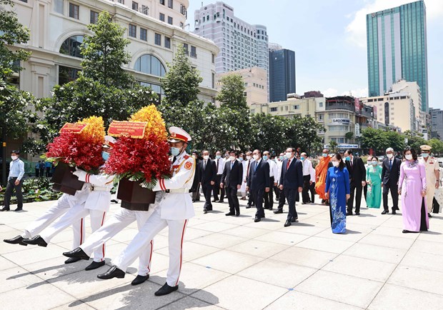 State President offers incense in commemoration of President Ho Chi Minh hinh anh 2
