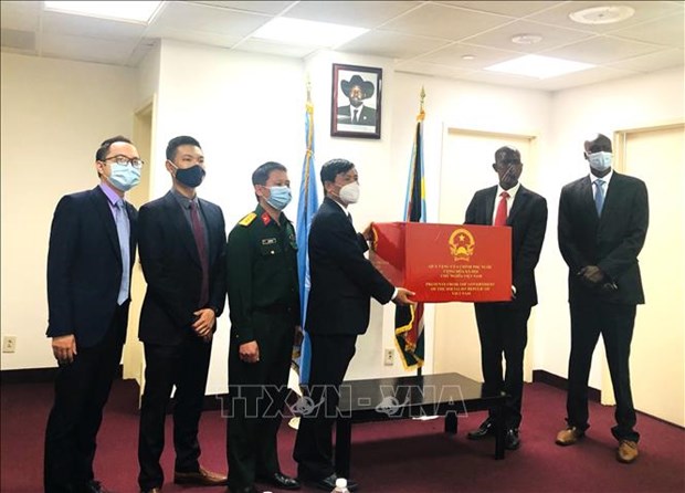 Vietnam presents medical supplies to South Sudan hinh anh 1