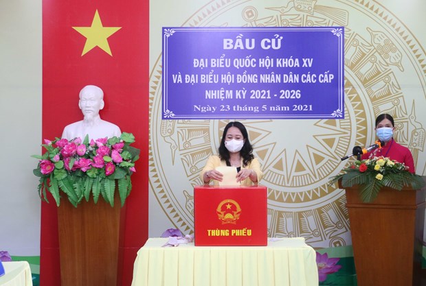 Vice President Vo Thi Anh Xuan goes to the poll in An Giang province hinh anh 1