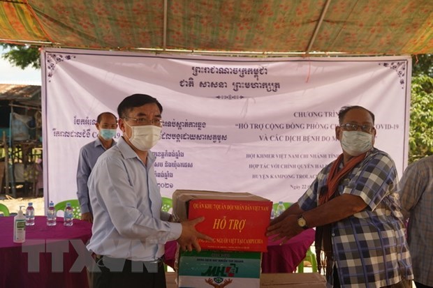 COVID-19 relief aid handed over to Vietnamese Cambodians hinh anh 1