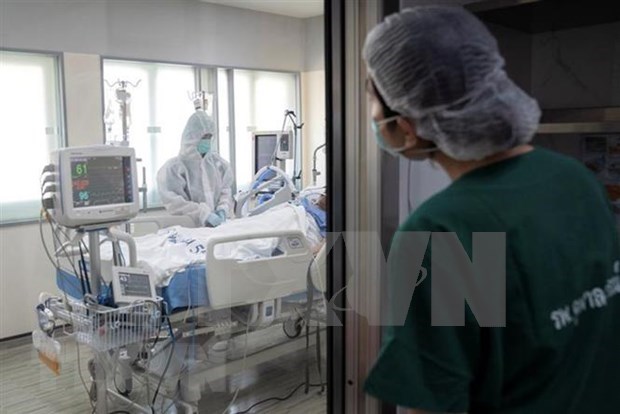 Southeast Asian nations report surges in COVID-19 infections hinh anh 1
