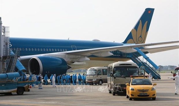 Noi Bai, Tan Son Nhat airports continue receiving foreign arrivals hinh anh 1