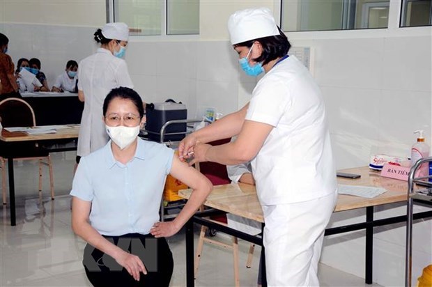 Vietnam accelerates efforts to secure adequate COVID-19 vaccine supplies: Scholar hinh anh 1