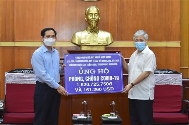 OVs support national COVID-19 vaccine fund hinh anh 1