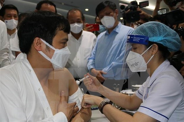 HCM City kicks off largest ever COVID-19 vaccination campaign hinh anh 1