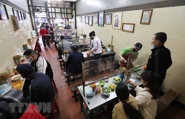 Hanoi allows reopening of indoor eating and drinking venues, hair salons hinh anh 1