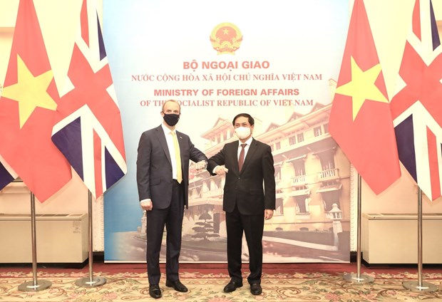 Top diplomats of Vietnam, UK hold talks in Hanoi hinh anh 1