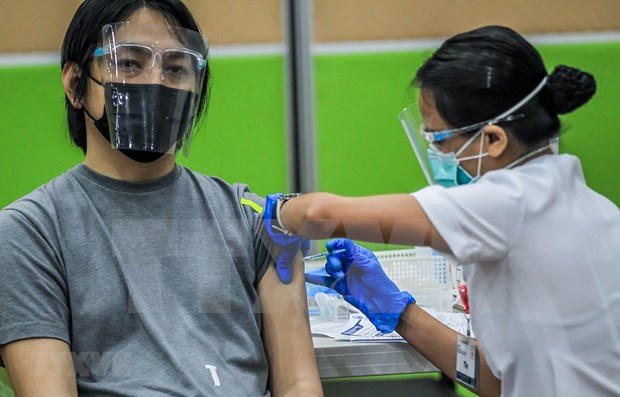 Philippines applies measures to encourage people to get COVID-19 vaccine shots hinh anh 1