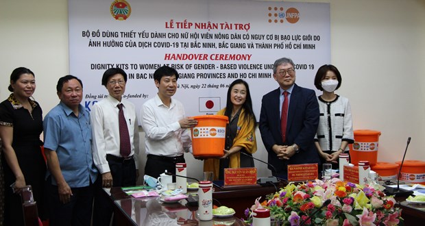 UNFPA presents dignity kits to women, girls in pandemic-hit areas hinh anh 1