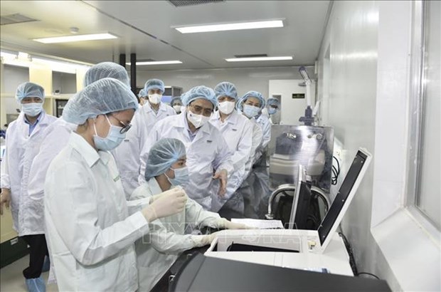 PM: Vietnam must be able to produce COVID-19 vaccines no later than June 2022 hinh anh 1