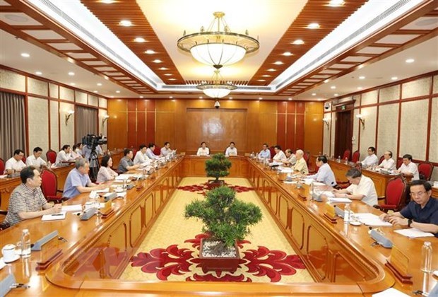 Politburo agrees on continued support for pandemic-hit employees, employers hinh anh 2