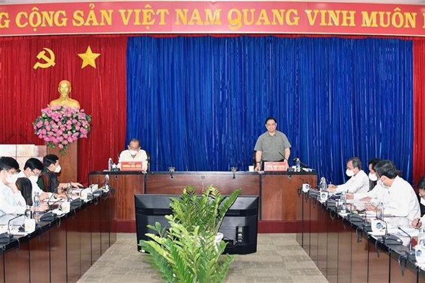 PM inspects COVID-19 prevention and control in Binh Duong hinh anh 1