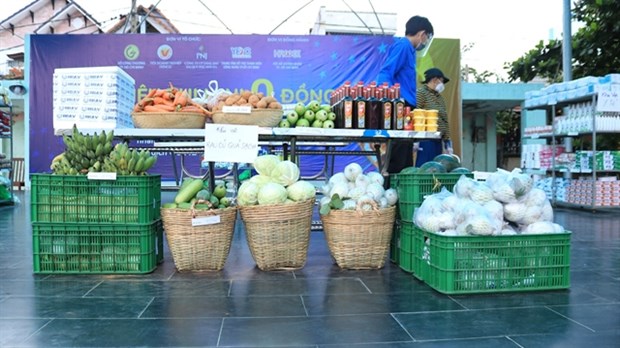 Charity ‘zero-dong mini supermarket’ succours poor in HCM City hinh anh 1