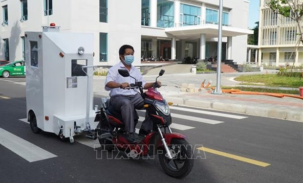 University students make a cabin to transport COVID-19 patients hinh anh 2