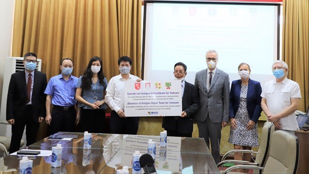 Ministry receives 190,000 COVID-19 test kits from German states hinh anh 1