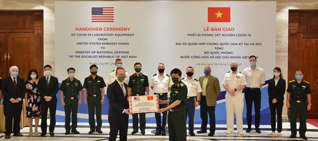 US Embassy presents COVID-19 lab equipment to Defence Ministry hinh anh 2