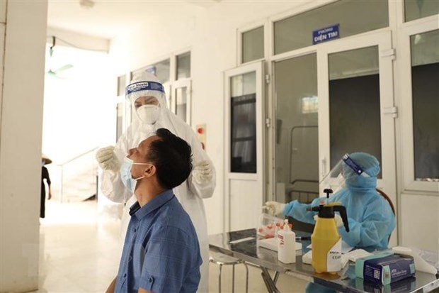 Vietnam adds 425 cases to national COVID-19 tally hinh anh 1