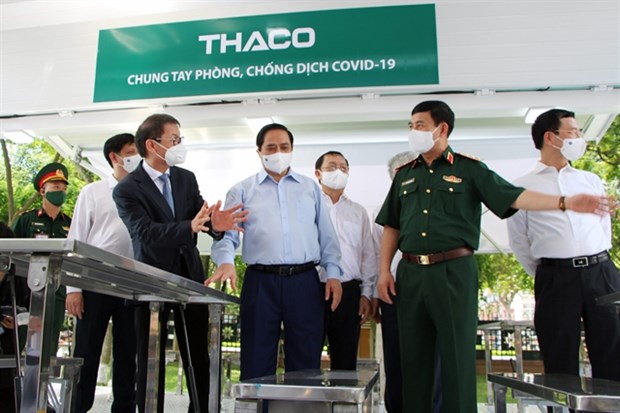 THACO donates specialised trucks for transporting vaccines, mobile vaccination hinh anh 1
