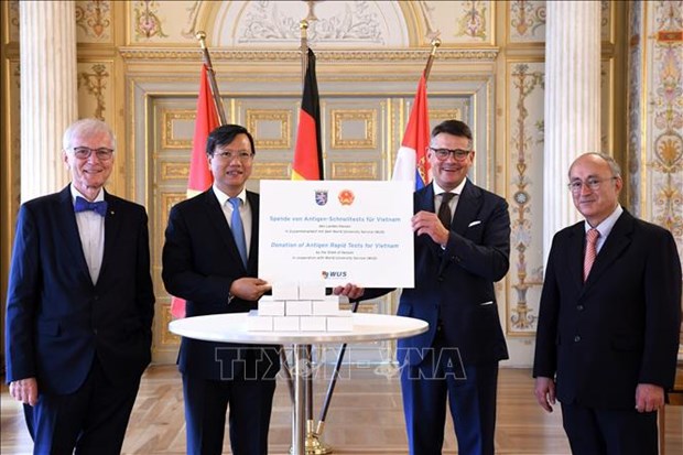 Germany presents more rapid test kits to Vietnam hinh anh 2
