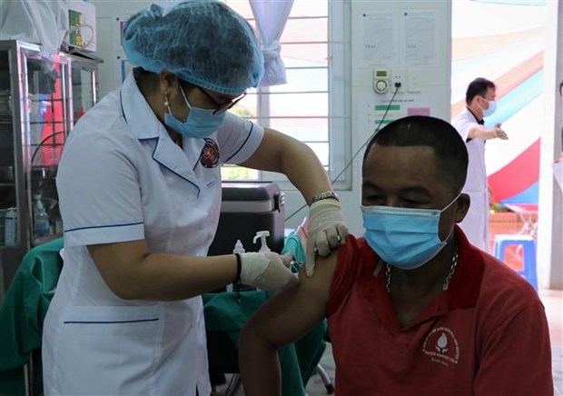 Residents in border areas get vaccinated against COVID-19 hinh anh 1