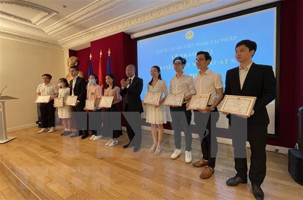 Excellent Vietnamese students in France honoured hinh anh 1