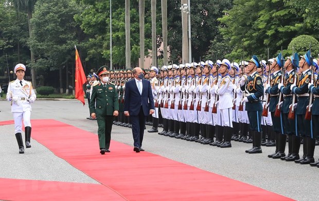 Vietnamese Defence Minister holds talks with British counterpart hinh anh 1