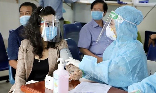 HCM City asks for additional 7,000 medical staff to control COVID-19 hinh anh 1