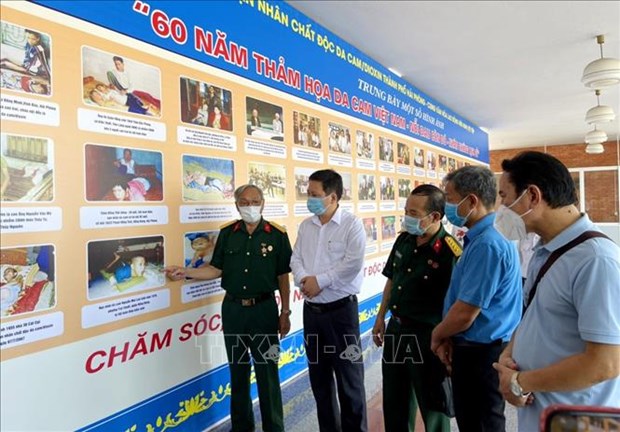 Photo exhibition sheds light on AO/dioxin disaster in Vietnam hinh anh 1