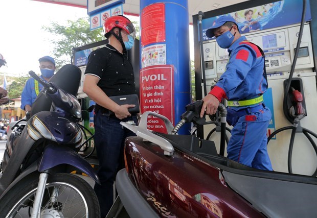 Petrol prices down slightly on July 27 hinh anh 1