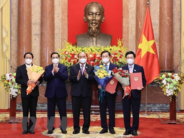 President hands over appointment decisions to members of new-term Government hinh anh 1