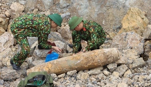 Quang Binh safely removes wartime bomb hinh anh 1