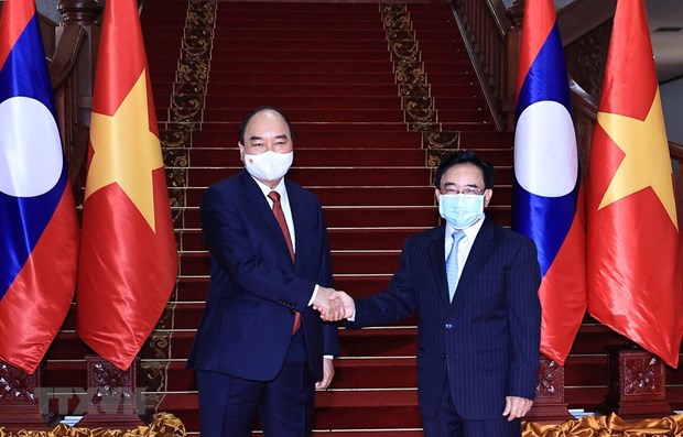 President meets with PM, visits former Party, State leaders of Laos hinh anh 1