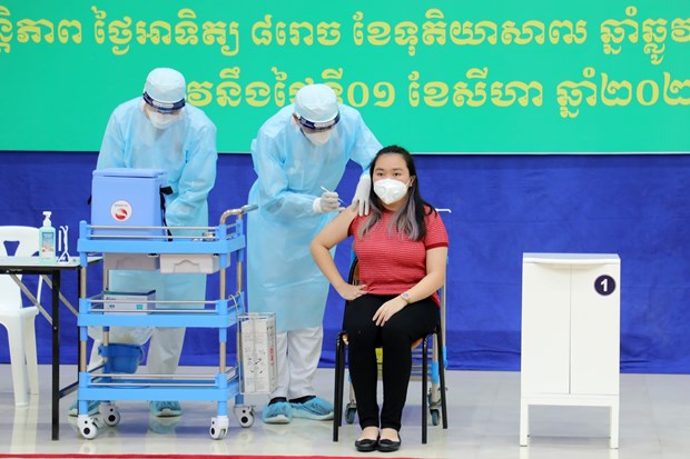 Numbers of new COVID-19 cases in Laos, Cambodia stay high hinh anh 1