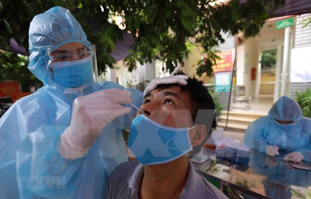 Vietnam reports 9,580 new cases of COVID-19 on August 15 hinh anh 1