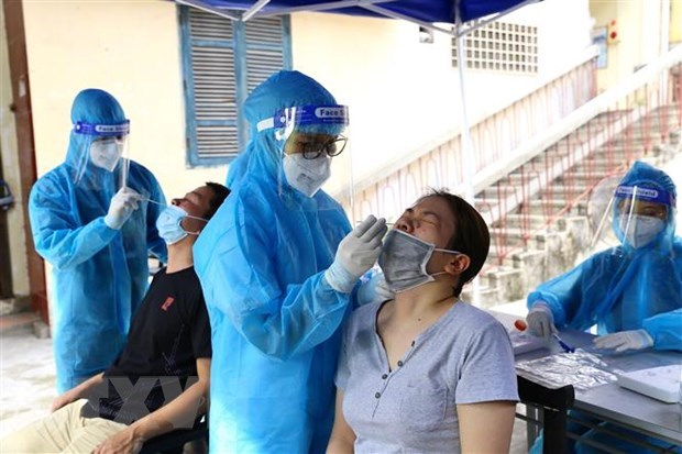 COVID-19: Vietnam logs 930 less domestic infections on August 16 hinh anh 1