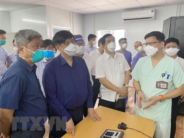 Health Minister inspects intensive care units in HCM City hinh anh 1