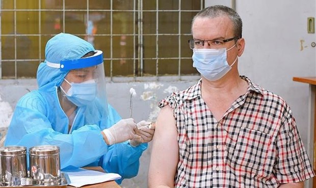 HCM City to vaccinate foreigners against COVID-19 hinh anh 1